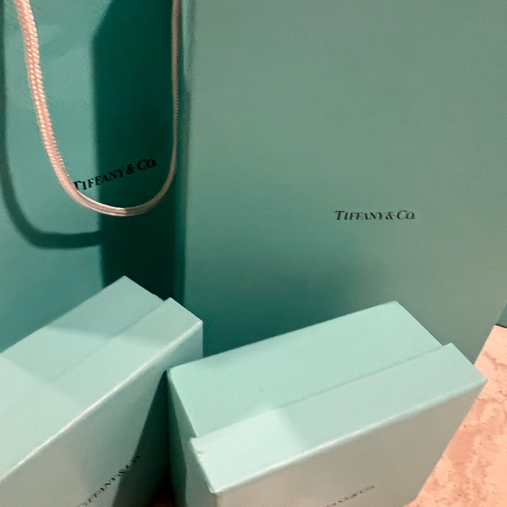 Tiffany packing essentials: 6 items
Listed individually!!